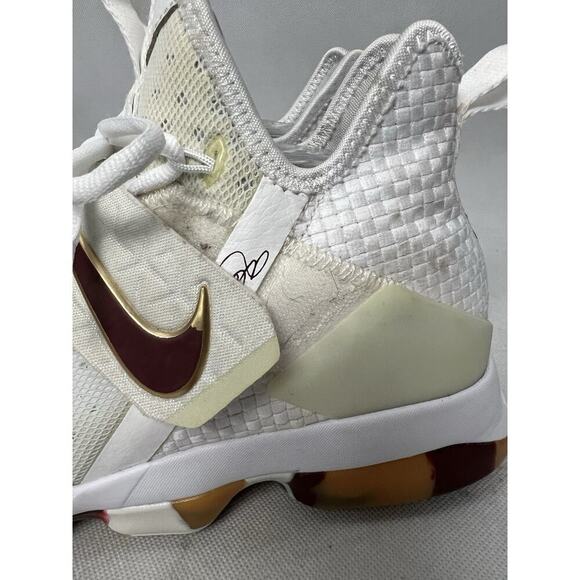 Athletic_Shoes